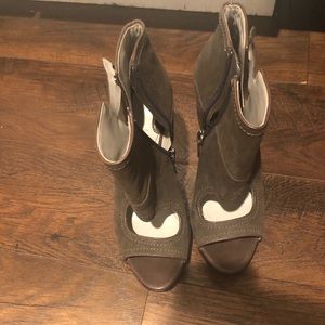 Camila Skovgaard heels